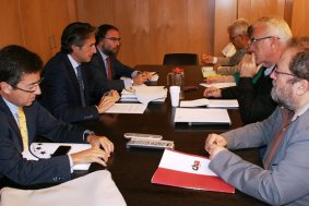 Los representantes de Izquierda Plural, durante su encuentro con la delegación de la FEMP.